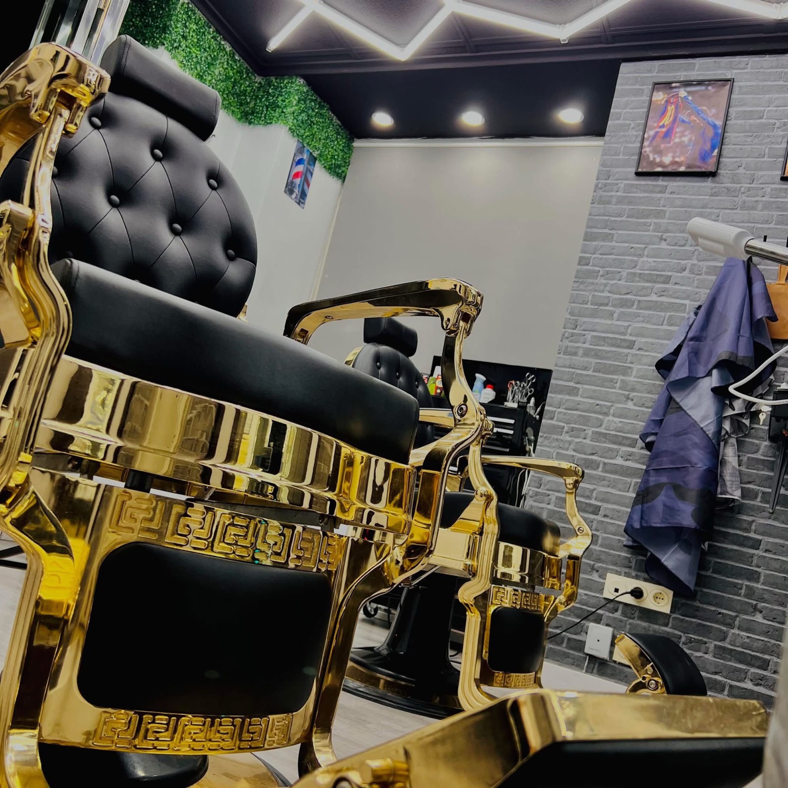 Interior de la barbería con sillones clásicos