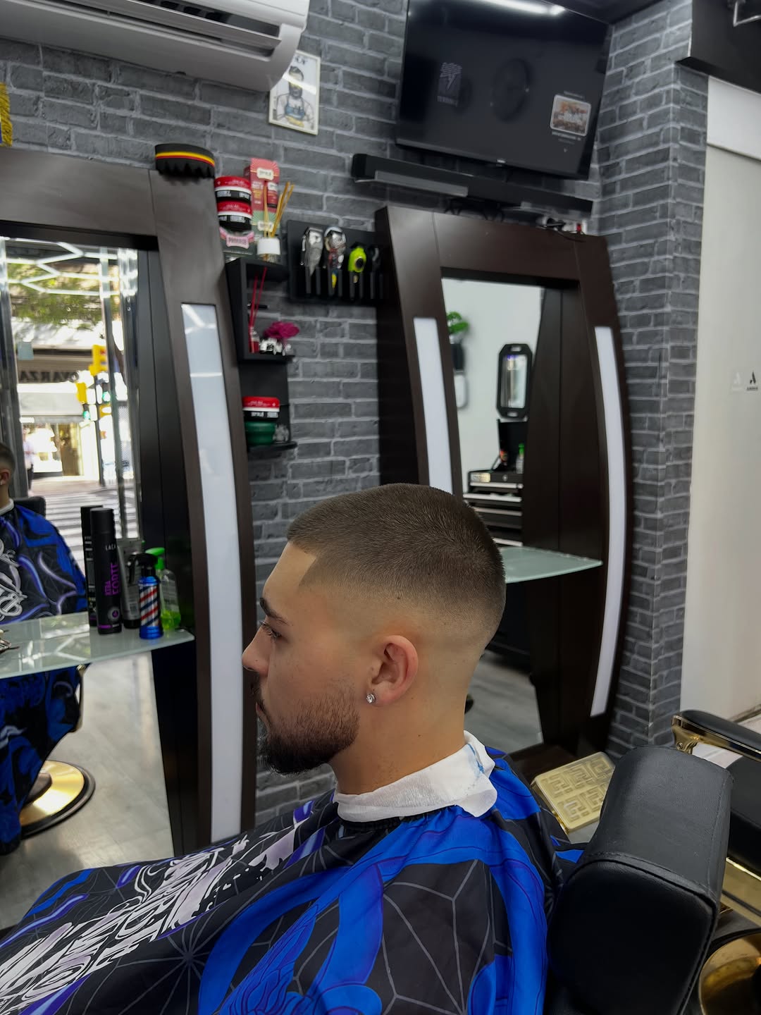 Skin fade alto con barba perfilada