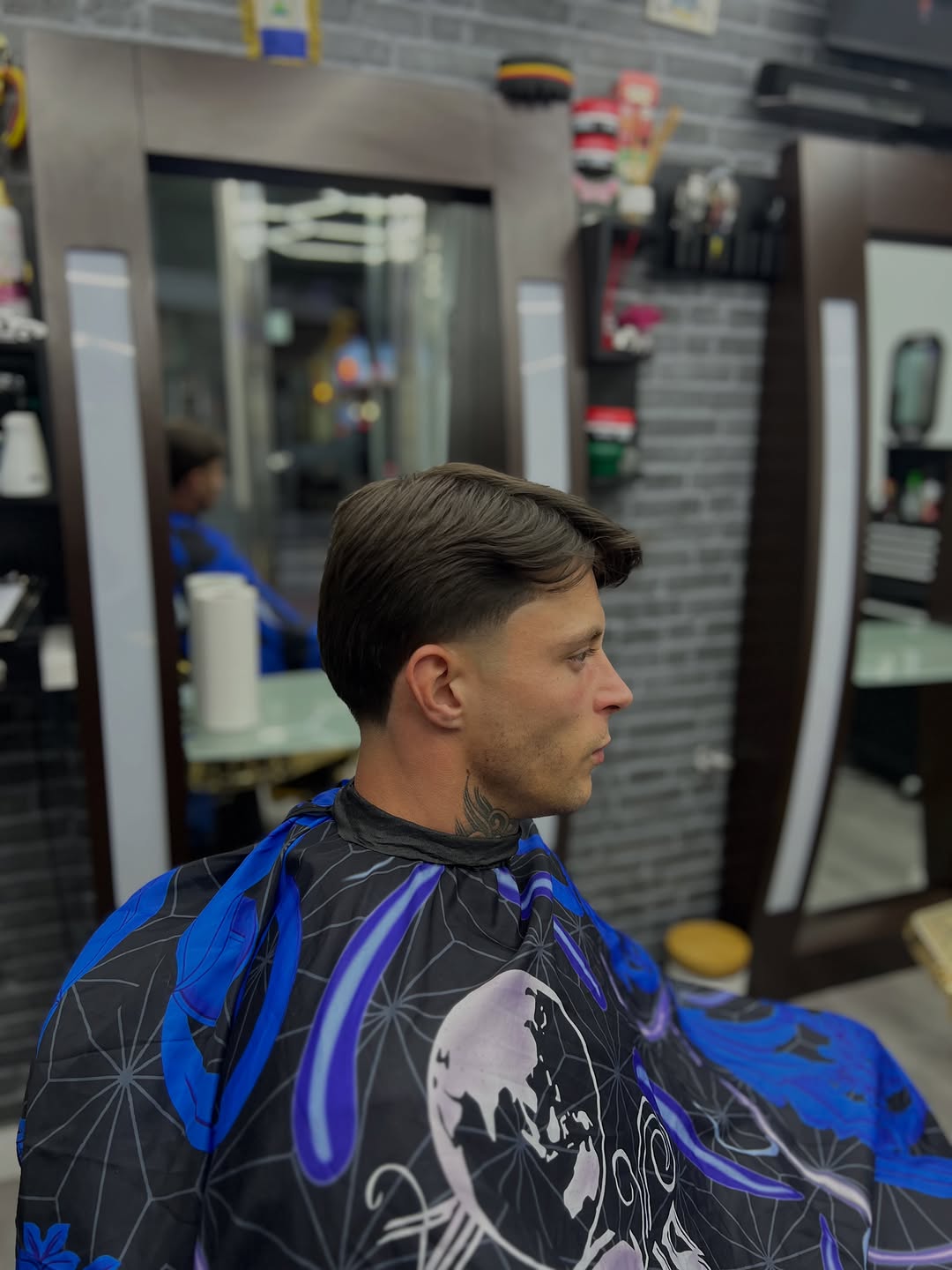 Corte con tupé peinado a un lado y degradado bajo