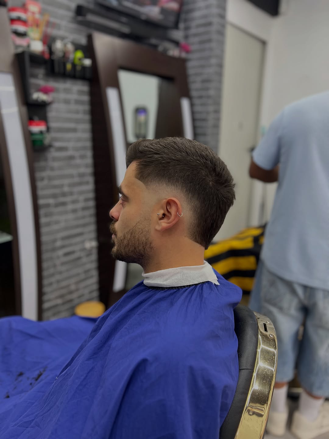 Degradado medio con textura arriba y barba recortada