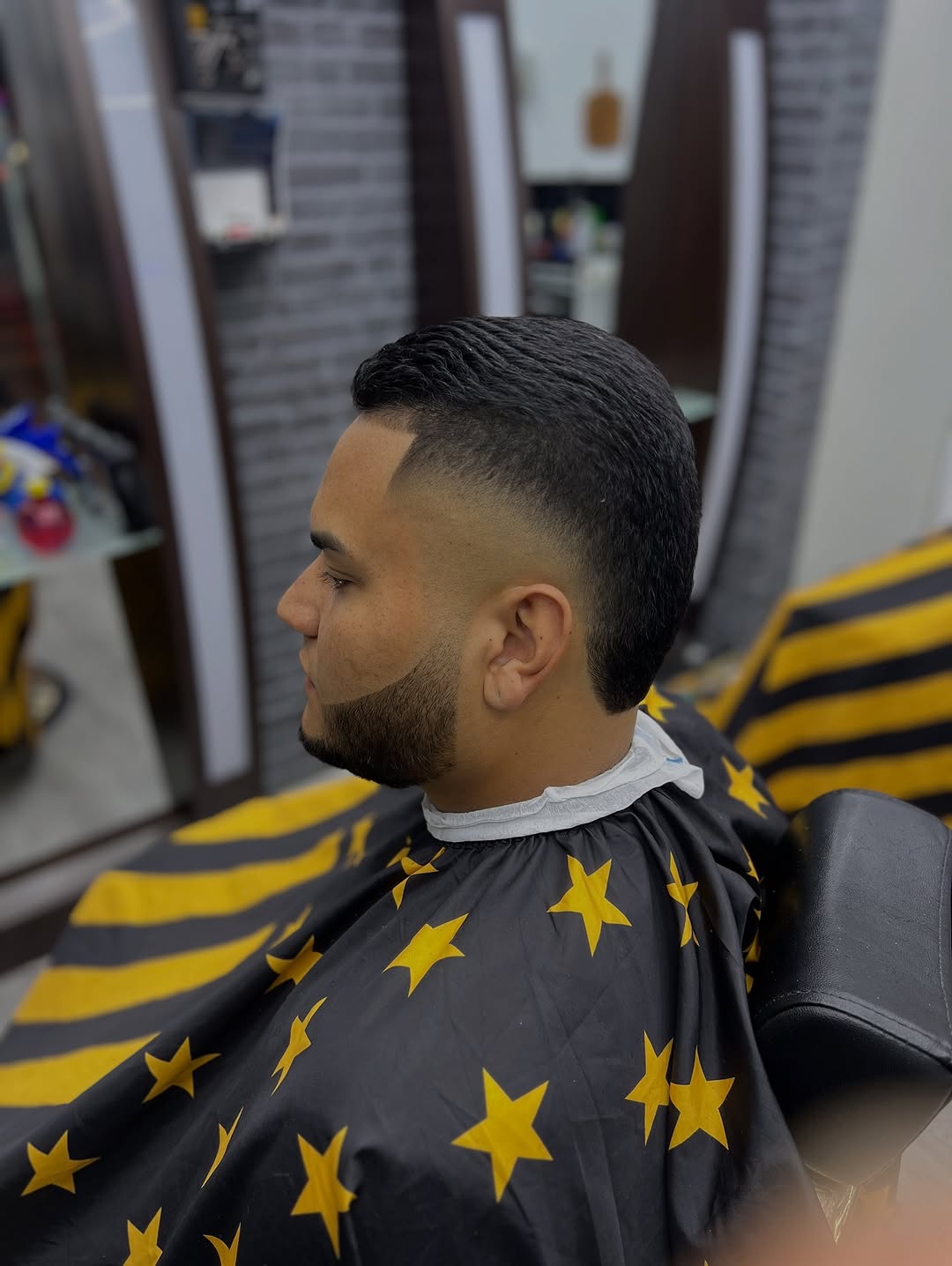 Degradado con línea marcada y barba perfilada