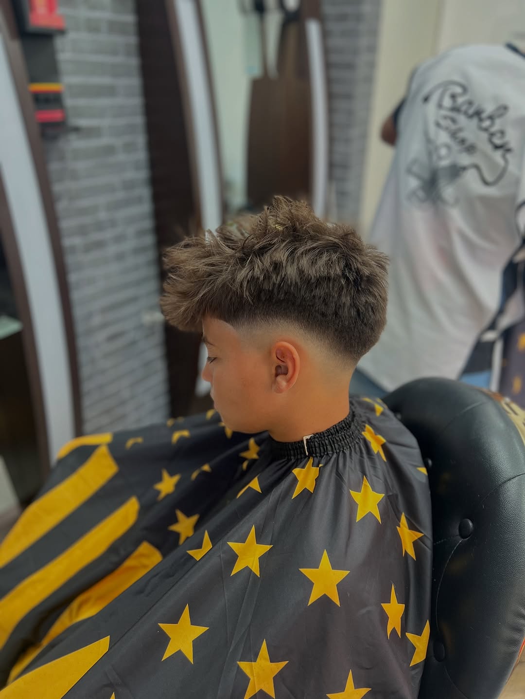 Corte texturizado con volumen arriba y degradado a los lados