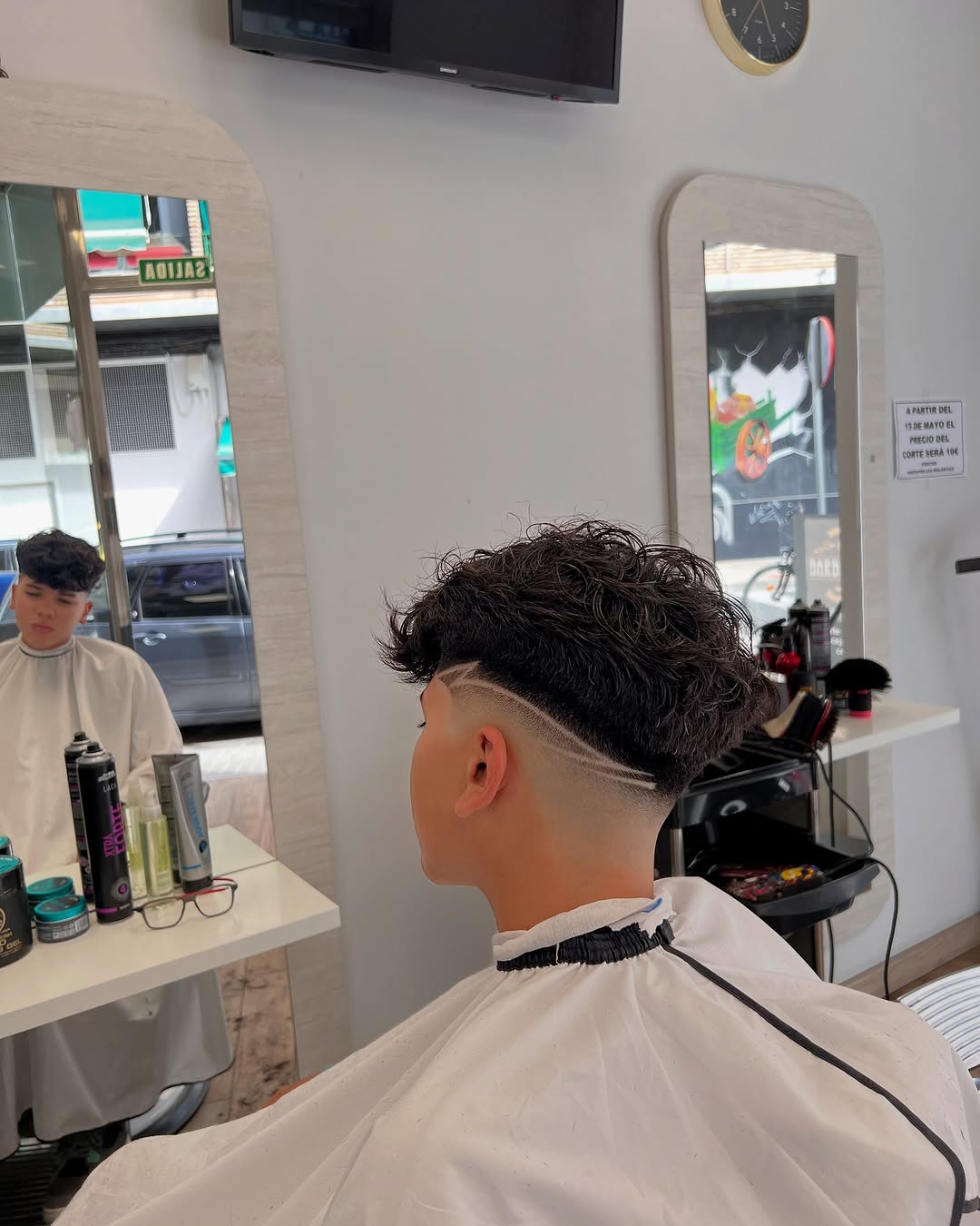 Corte rizado con raya rasurada y degradado
