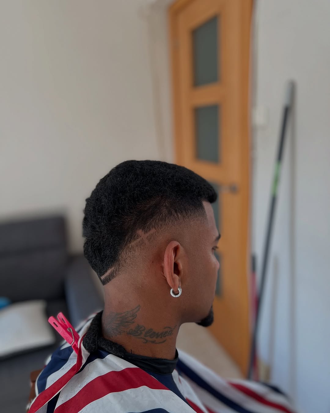 Corte afro corto con degradado y línea rasurada